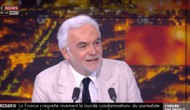 Pascal Praud surpris par le choix vestimentaire d’un de ses chroniqueurs pendant la canicule