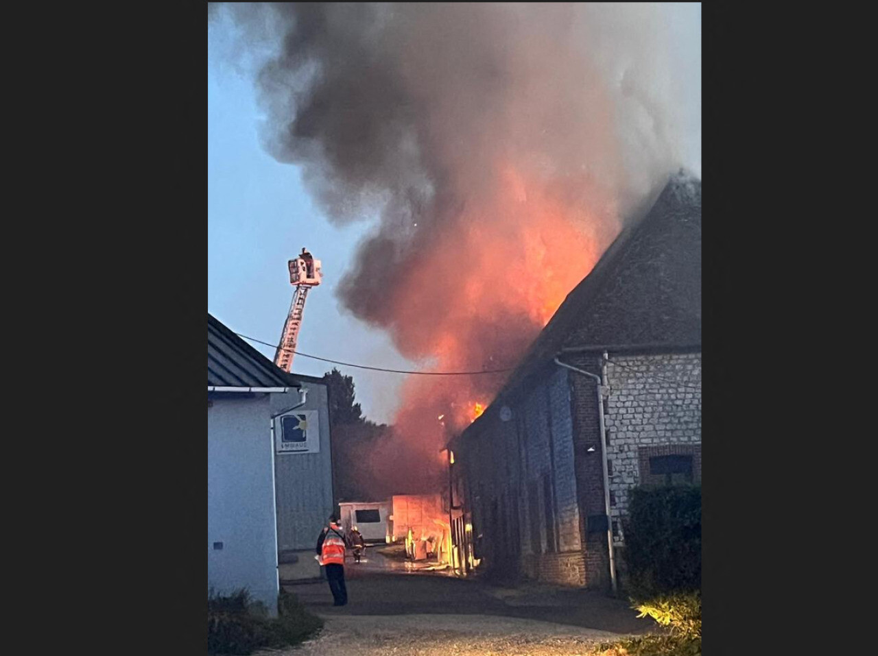 [Mise à jour] Incendie chez Emmaüs près de Rouen : les pompiers toujours mobilisés