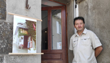 Photographe connu du Cantal, il décide de rouvrir le café familial dans un des plus beaux villages de France