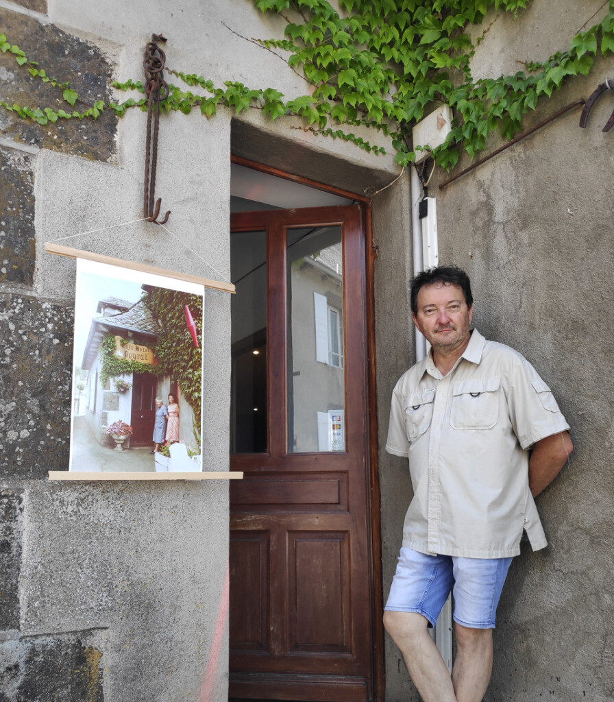 Photographe connu du Cantal, il décide de rouvrir le café familial dans un des plus beaux villages de France
