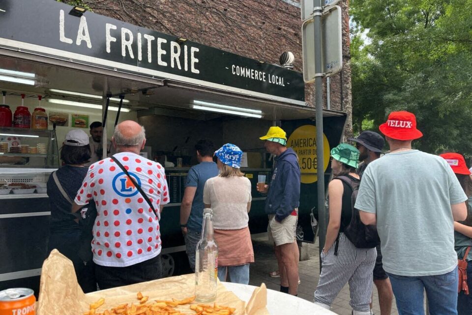 Avant le passage des coureurs, on se restaure à la baraque à frites, à Seclin.
