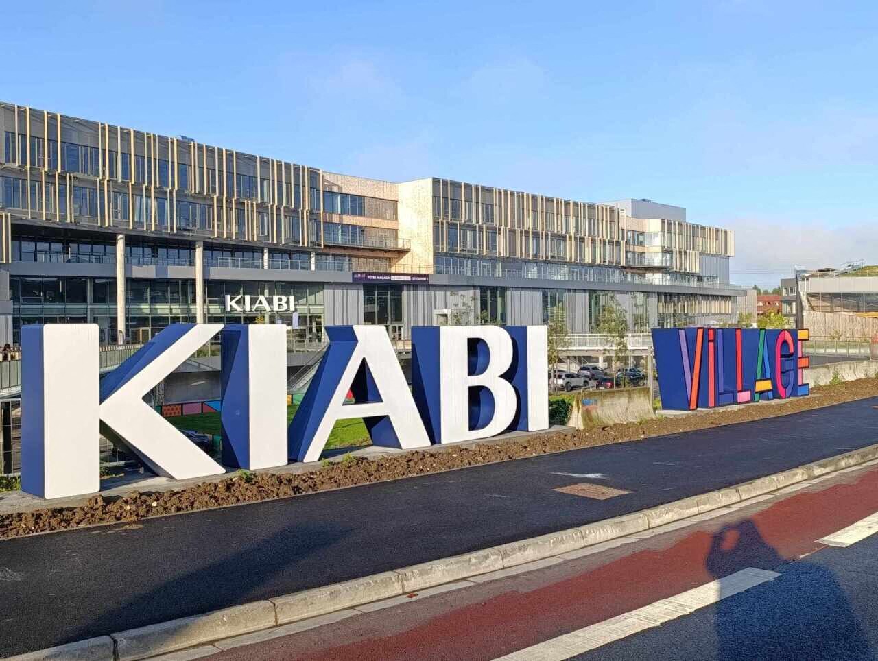 un espace accrobranche gratuit installé devant Kiabi Village !
