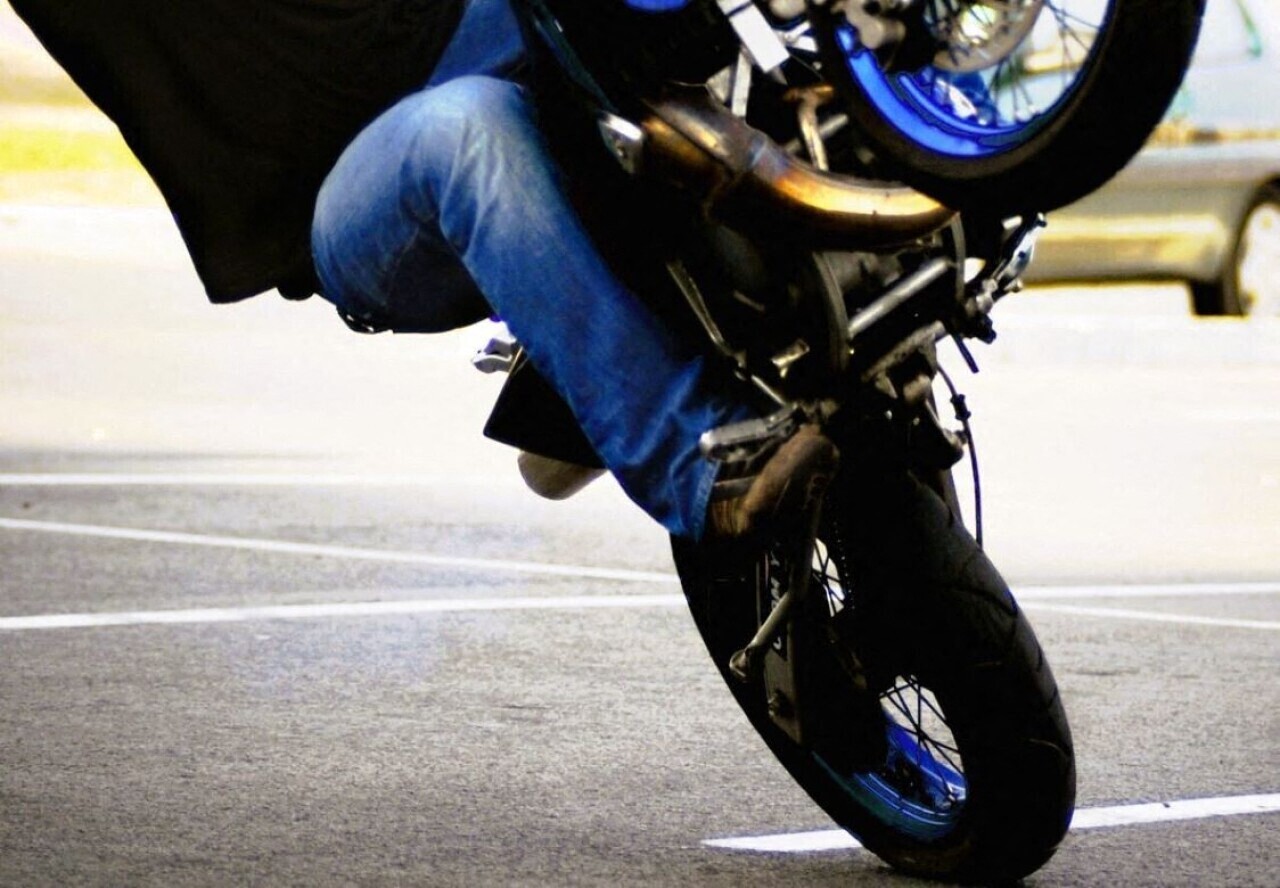sans casque, il multiplie les infractions et perd le contrôle de sa moto