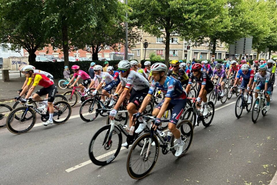 La traversée du centre-ville par les coureurs.