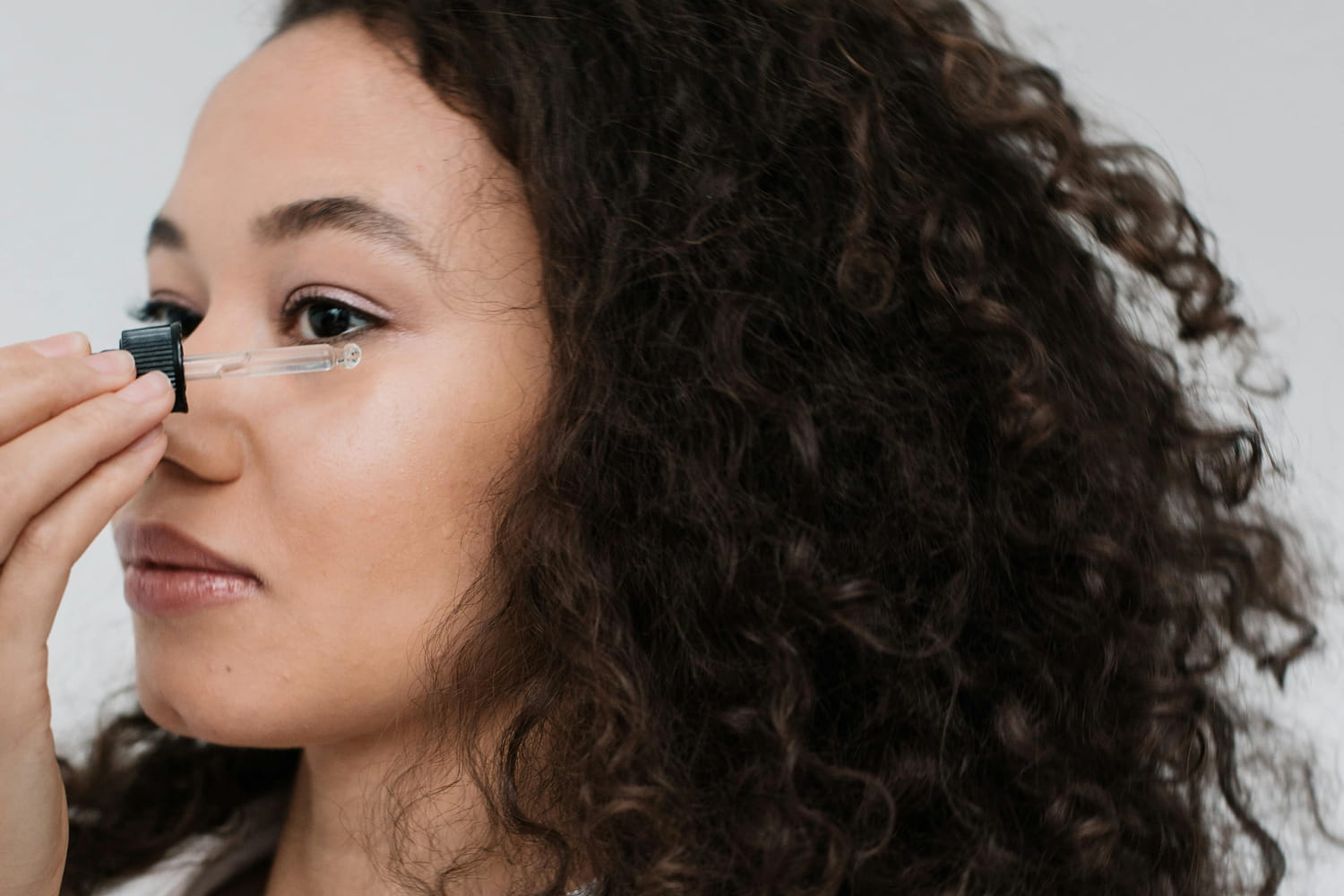Après une nuit blanche, ce sérum anti-rides noté 100/100 sur Yuka a lifté cette partie de mon visage en 1 heure
