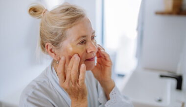 À 66 ans, sa peau apparaît liftée et lumineuse grâce à cette routine qu'elle suit depuis toujours