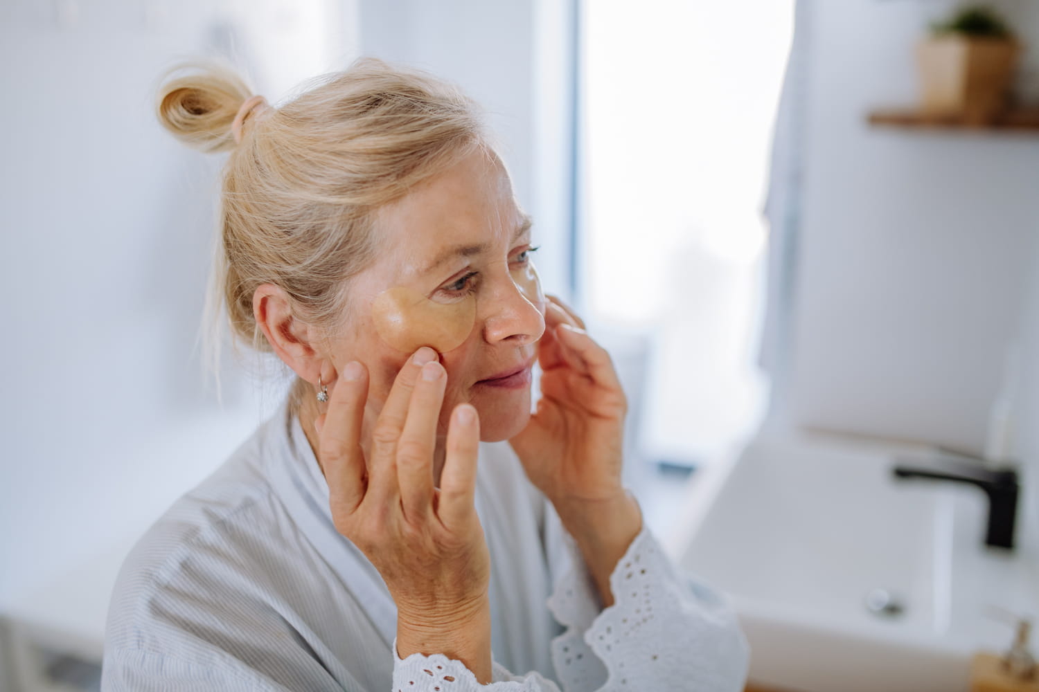 À 66 ans, sa peau apparaît liftée et lumineuse grâce à cette routine qu'elle suit depuis toujours