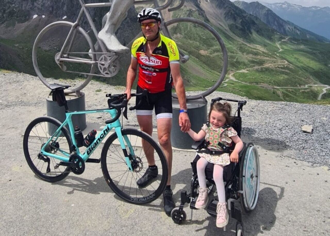 il fait 2 000 km à vélo pour soutenir sa petite-nièce de 3 ans