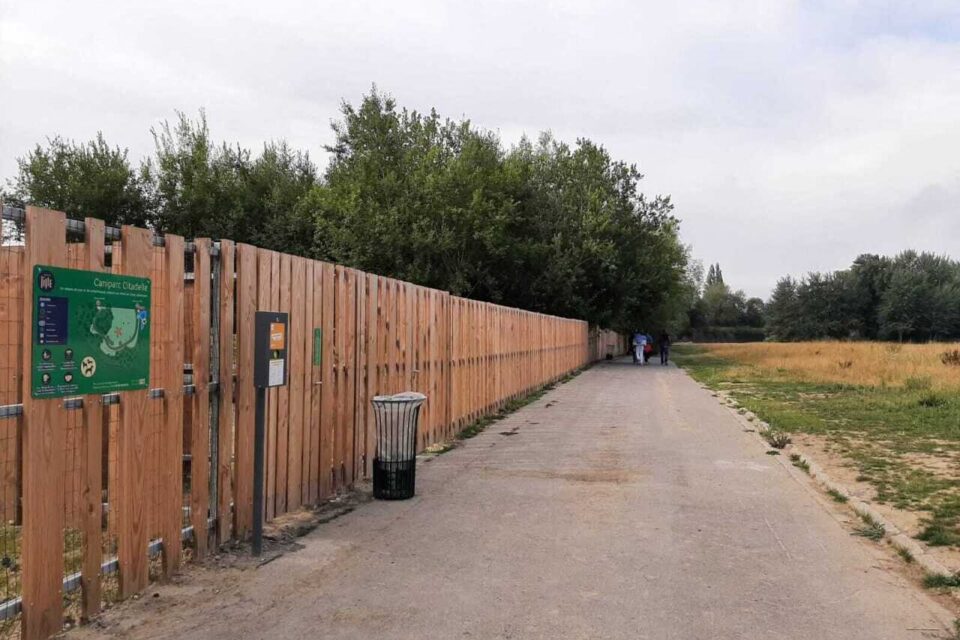 Le caniparc se trouve en face de la plaine des Sports.