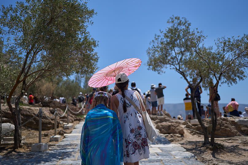 Des touristes au pied de la colline de l'Acropole, Athènes, Grèce.