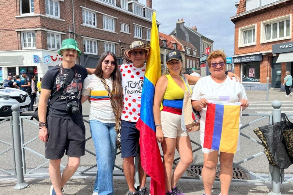 À gauche, Guillaume et Tatiana, d'origine colombienne, vivent à Seclin. Ils accueillent une famille venue de Colombie pendant trois semaines, spécialement pour le Tour de France.