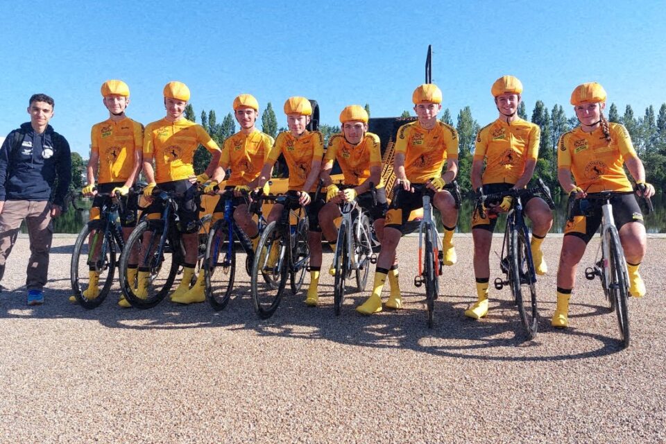 Des jeunes cyclistes vont faire le parcours avant les professionnels.