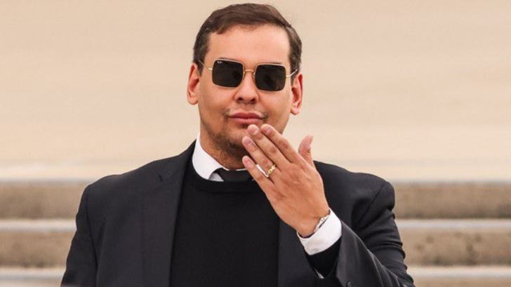 George Santos, ex-élu trumpiste, a fait des adieux dramatiques devant la prison de Fairton (New Jersey), le 25 juillet 2025.