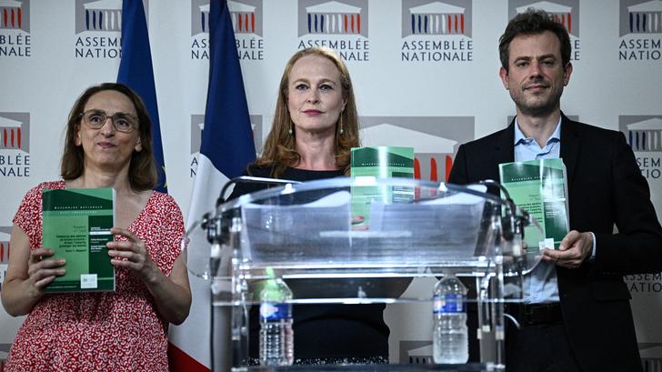 Fatiha Keloua Hachi, Violette Spillebout, et Paul Vannier lors de la présentation du rapport d’enquête sur les violences en milieu scolaire, le 2 juillet 2025, à l’Assemblée nationale