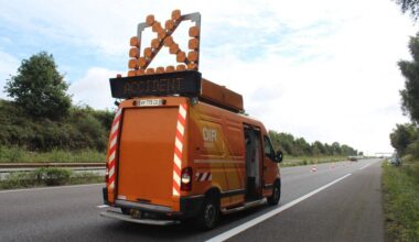 une voiture au milieu de la 4 voies