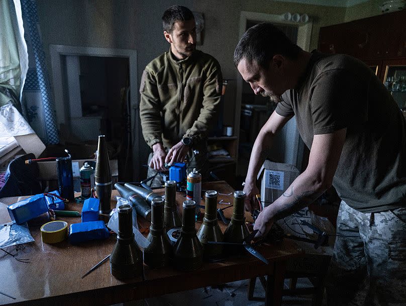 Des soldats préparent des drones FPV pour tirer en direction des positions russes dans un abri de la région de Kostyantynivka, 23 mai 2025.