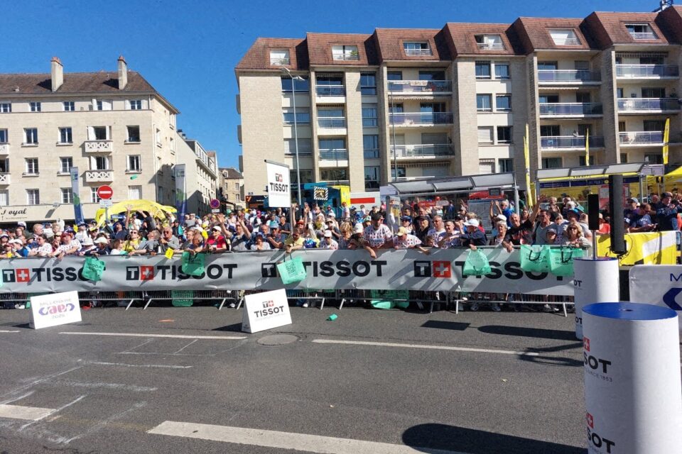 Les supporters déjà très nombreux sur la zone de départ du Tour de France à Caen.