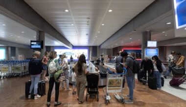 La défaillance d’un portique de sécurité provoque la pagaille à l’aéroport, 2.000 passagers évacués