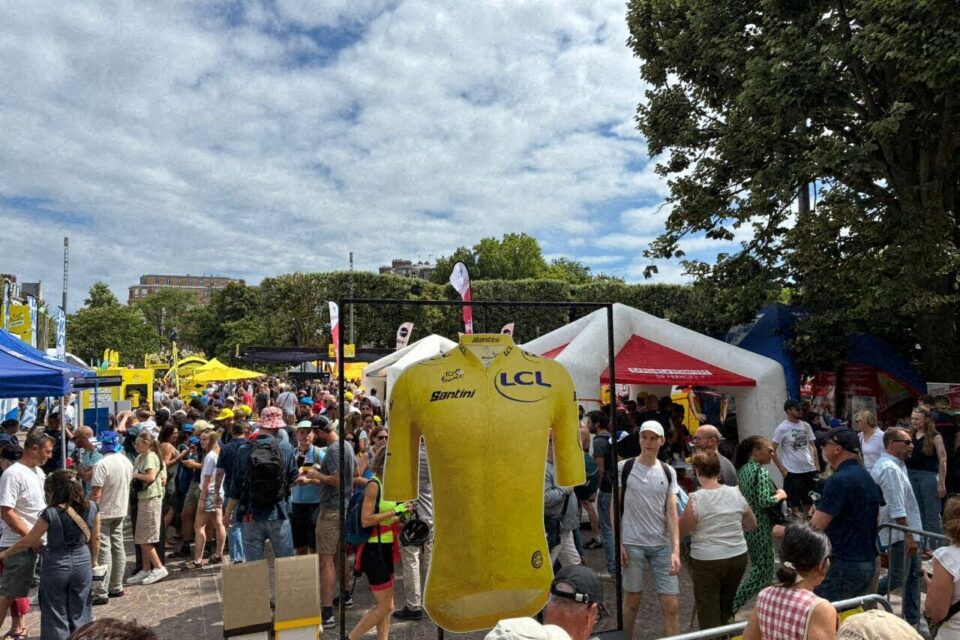 En attendant les coureurs, le public opte pour le Fan park à Lille.