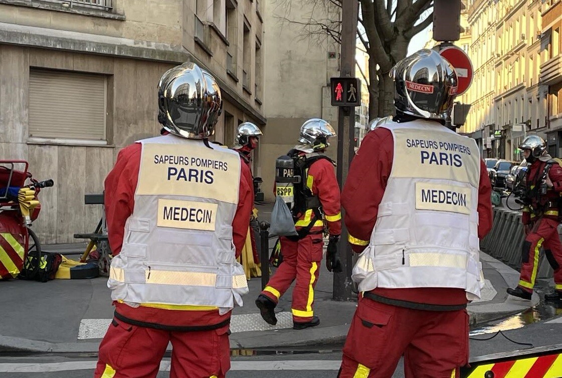 Incendie en cours dans un immeuble à Paris, les pompiers toujours sur place