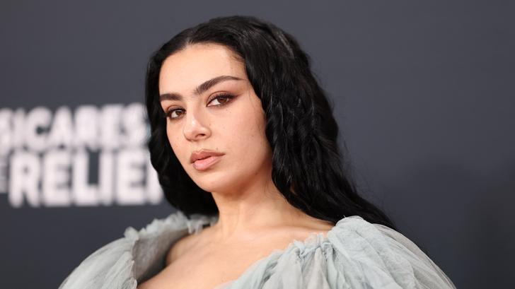 Charli XCX lors de la dernière cérémonie des Grammy Awards, organisée à Los Angeles en février 2025. Cérémonie où elle avait décroché trois récompenses.