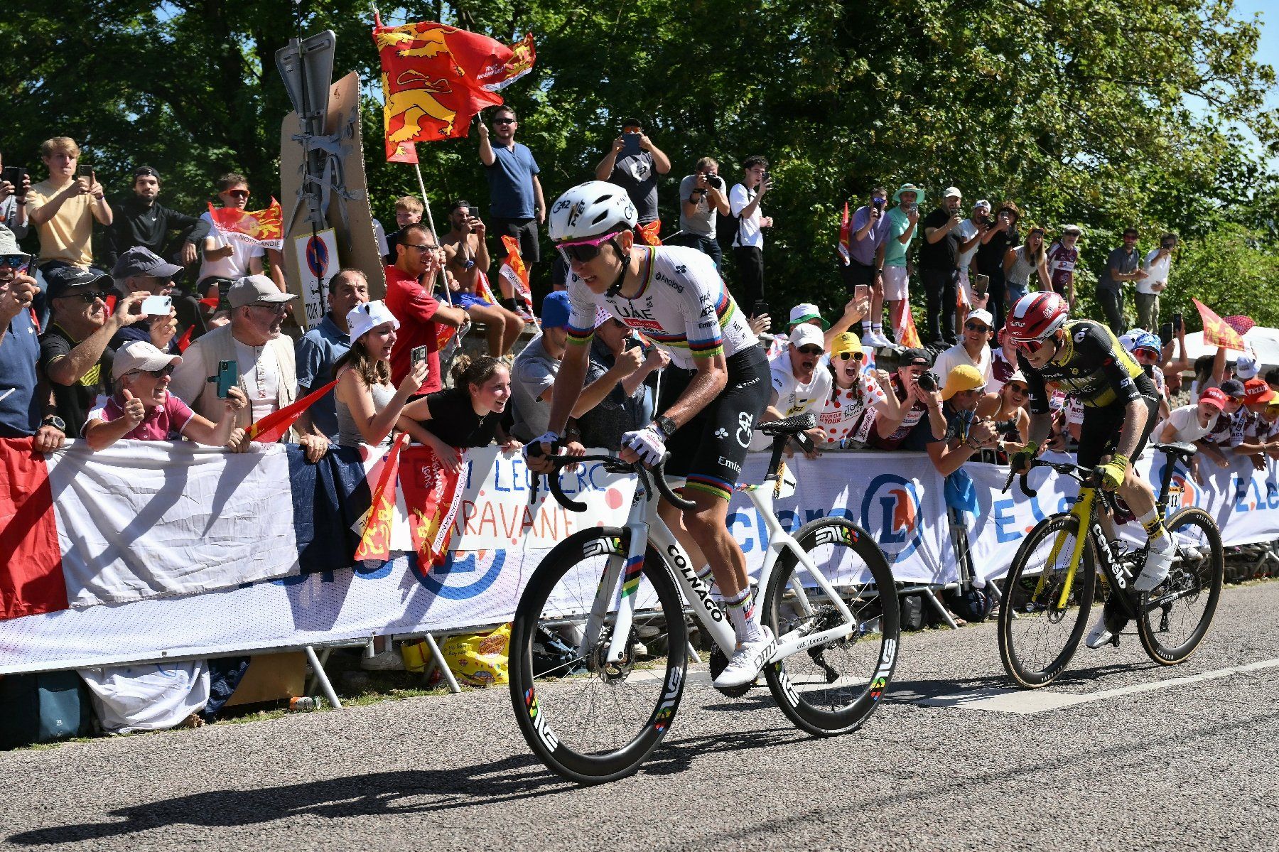Tadej Pogacar (G) et Jonas Vingegaard à la lutte dans la rampe de Saint-Hilaire, à l'approche de l'arrivée de la 4e étape du Tour de France à Rouen, le 8 juillet 2025