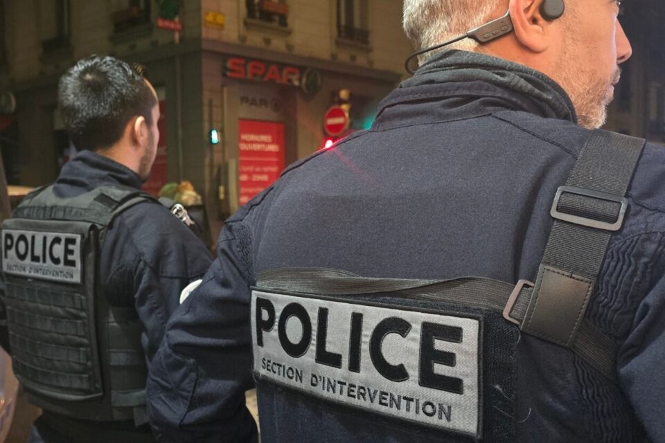 Les policiers de la Loire ont mené une opération de contrôle le 25 avril rue Antoine Durafour à Saint-Étienne, suite à l'arrêté préfectoral concernant l'interdiction de la vente d'alcool à emporter après 22h.   M Rochatte, préfet de la Loire (au centre), M Sperry directeur de cabinet (à droite) et M Cellier directeur interdépartemental de la police nationale de la Loire (à gauche) étaient présents lors de ce contrôle.