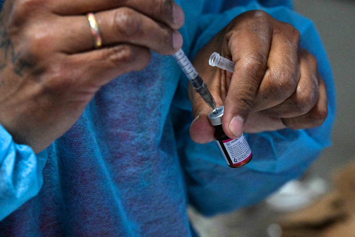 Un professionnel de santé se prépare à administrer un vaccin contre la rougeole à un patient dans un centre de vaccination à La Paz, le 3 juillet 2025.Le gouvernement bolivien a déclaré une urgence sanitaire nationale le 24 juin 2025, après avoir confirmé une augmentation des cas de rougeole au cours des deux mois précédents dans trois des neuf départements de ce pays. (Photo par AIZAR RALDES / AFP)