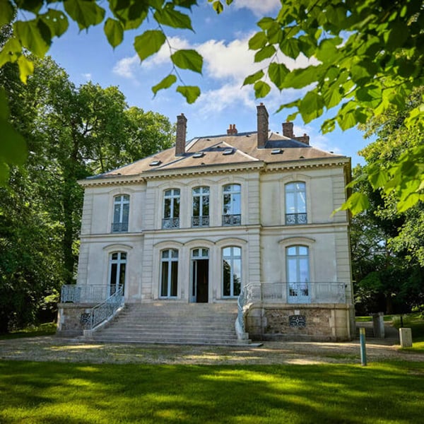 La "villa en dehors de Paris" de Karl Lagerfeld vendue près de 4,7 millions d'euros