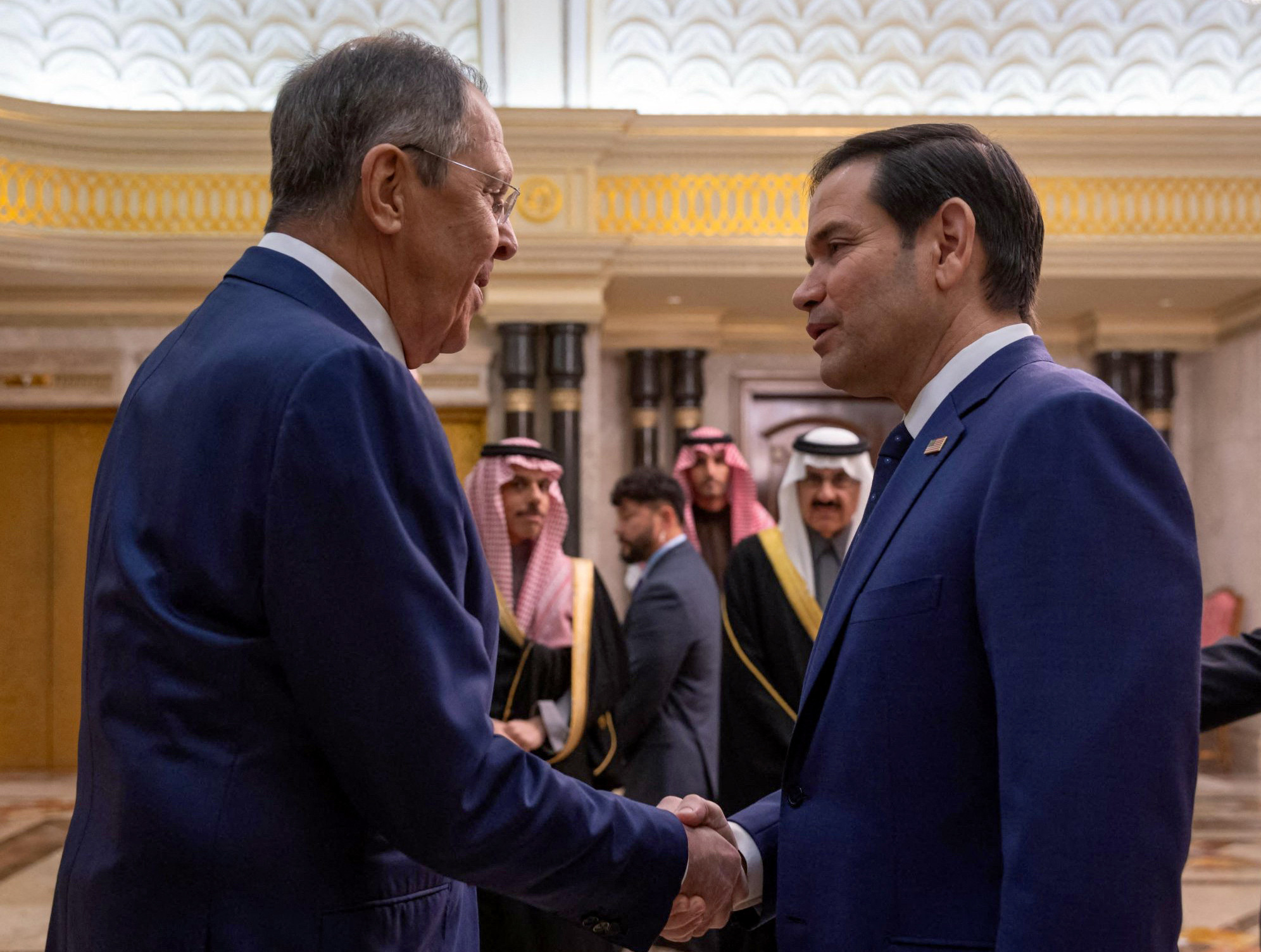 Le secrétaire d’État américain Marco Rubio serre la main du ministre russe des Affaires étrangères Sergueï Lavrov au palais de Diriyah à Riyad, Arabie saoudite, lors de pourparlers USA-Russie.