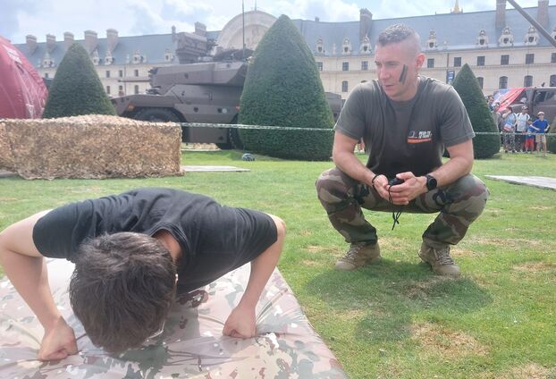 Léonard faite partie des jeunes venus sur le stand de l'armée de terre en ce 14 juillet. LP/F.L.