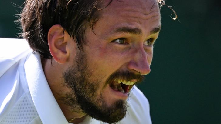 Le Russe Daniil Medvedev lors de son match face au Français Benjamin Bonzi lors du premier tour de Wimbledon, le 30 juin 2025.