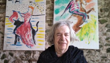 Depuis un AVC, Joëlle peint avec son doigt et expose à Sougé-le-Ganelon
