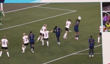 en images, le carton rouge lunaire reçu par une joueuse allemande, coupable d’avoir tiré les cheveux de Mbock