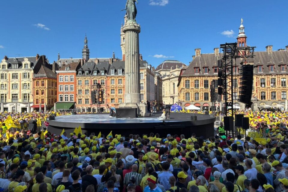 La Déesse surplombant la foule qui attend de voir les coureurs.