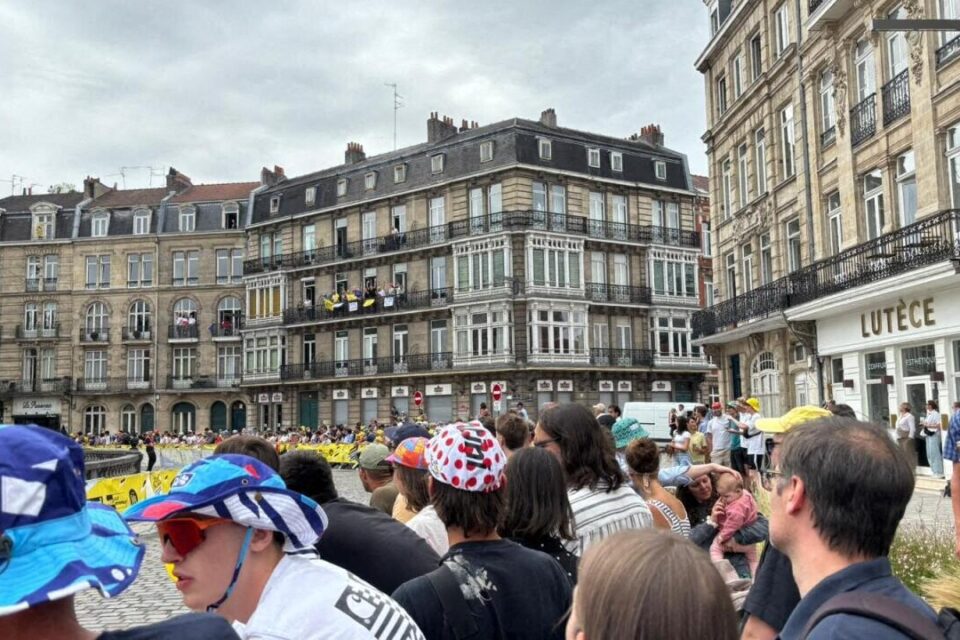 Le public est sur le qui-vive, porte de Paris.