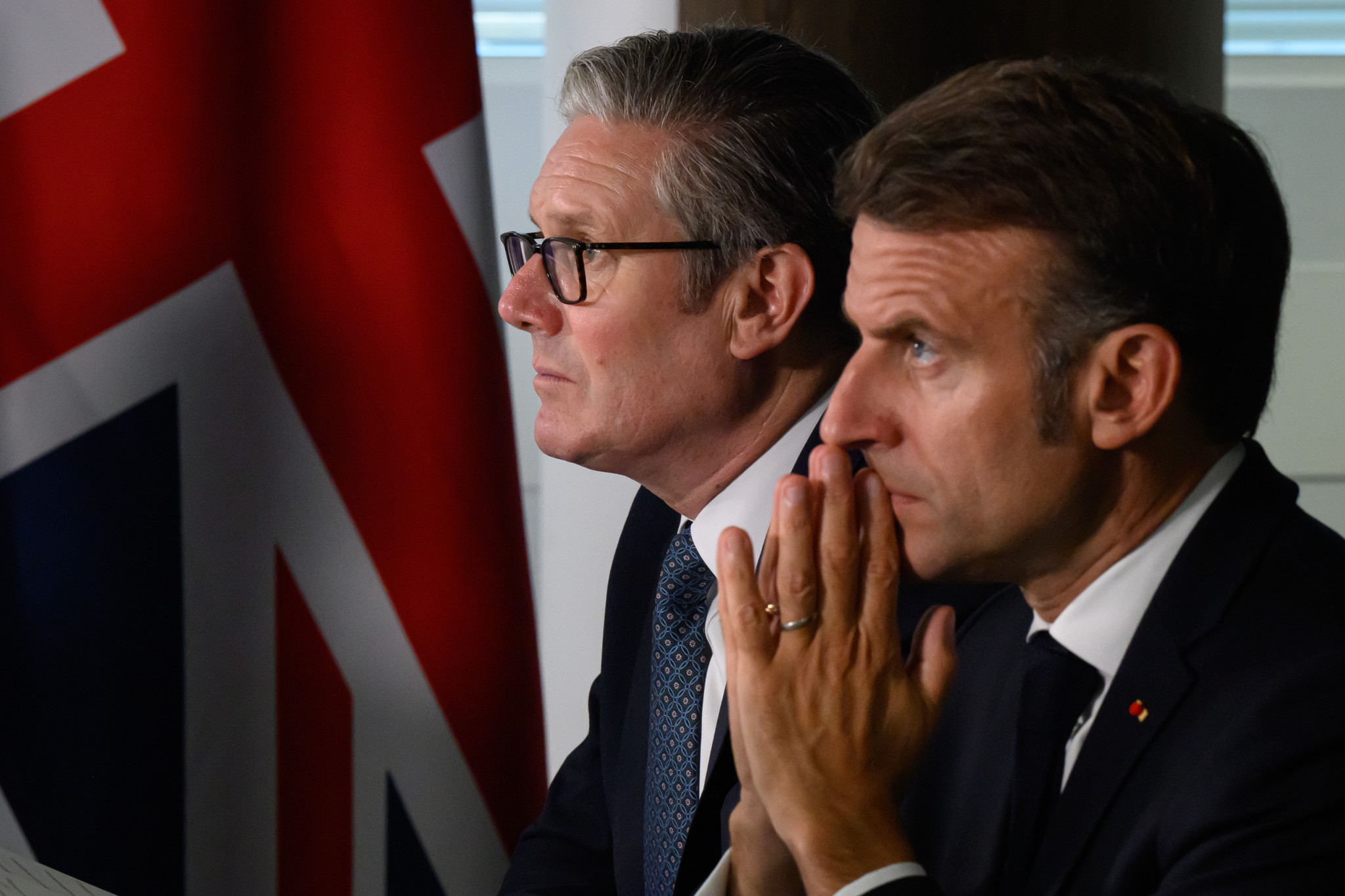 Keir Starmer et Emmanuel Macron lors d’une réunion à Northwood HQ, à Londres, avec un drapeau britannique en arrière-plan, le 9 juillet 2025.