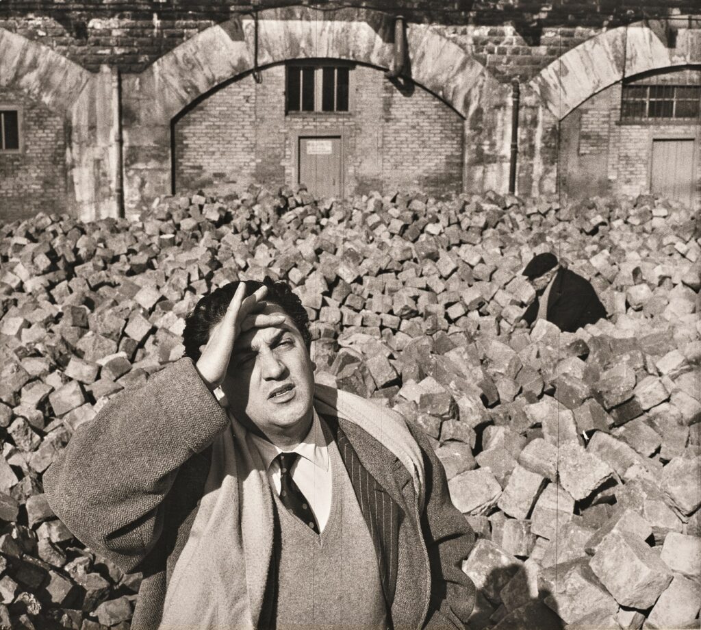 Agnès Varda, Fellini à la porte de Vanves, Paris 14e, mars 1956 © Succession Agnès Varda