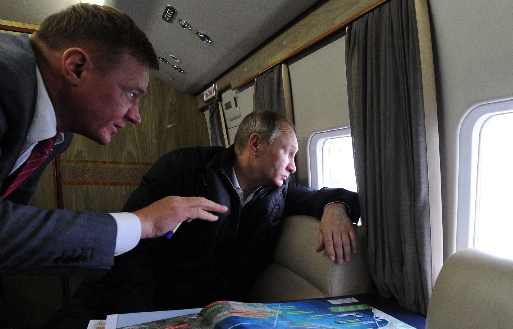 L'ex-ministre russe des Transports Roman Starovoït, ici avec le président russe Vladimir Poutine dans un hélicoptère le 18 mars 2016.