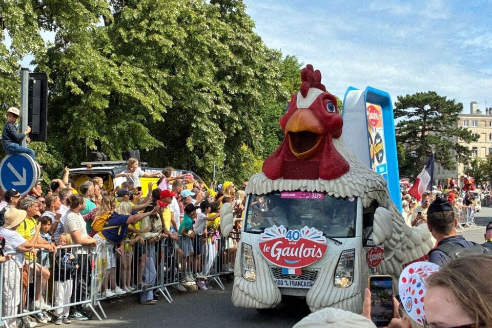 Les voitures, originales, ravissent la foule.