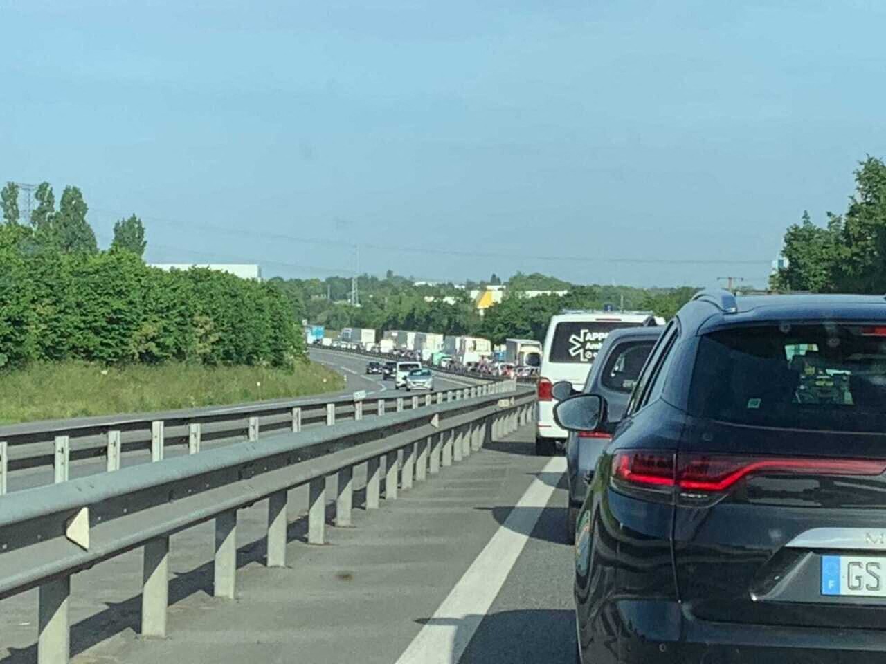 un choc entre trois voitures crée un bouchon