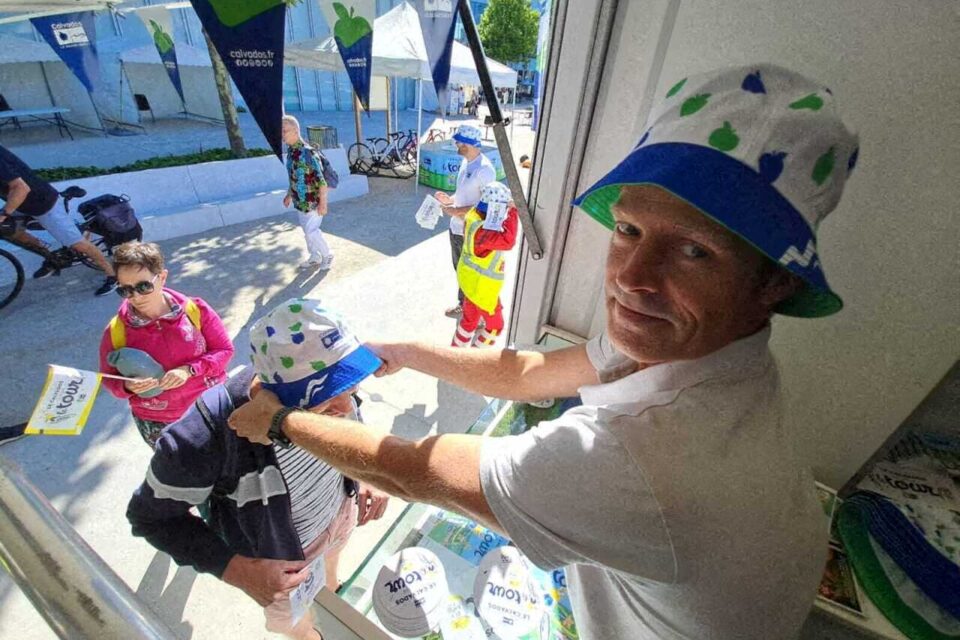 Des bobs sont distribués aux supporters pour se protéger du soleil normand !