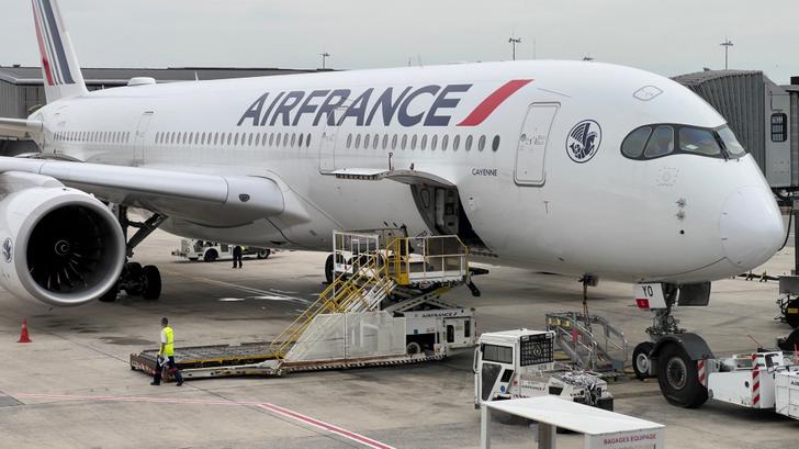 Un quart des vols devraient être annulés ce jeudi 3 juillet 2025 dans les aéroports parisiens en raison de la grève des contrôleurs aériens.