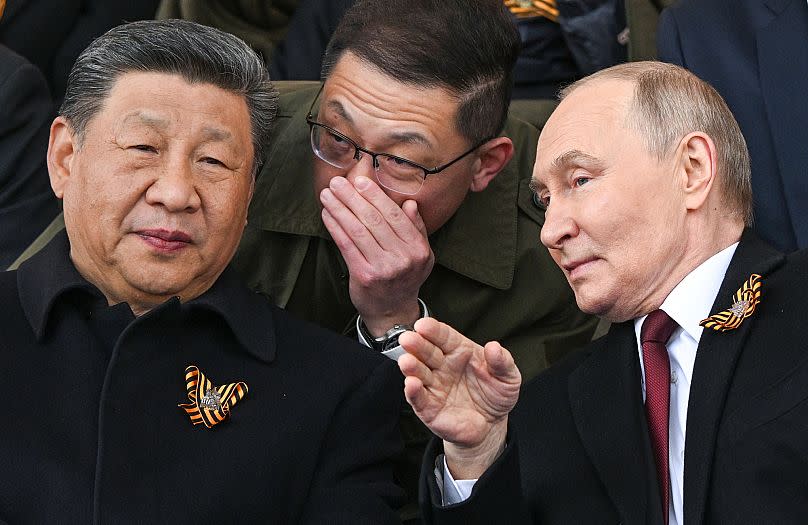 Le président russe Vladimir Poutine et le président chinois Xi Jinping assistent au défilé militaire du Jour de la Victoire à Moscou, le 9 mai 2025