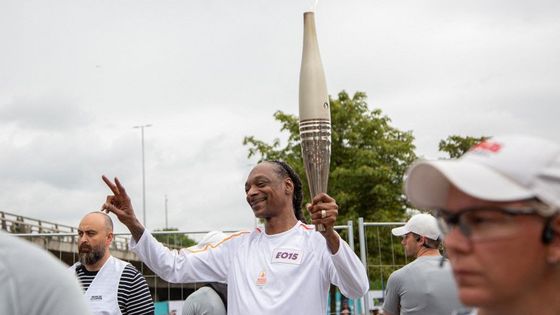 Snoop Dogg lors du relais de la flamme olympique en Seine-Saint-Denis le 26 juillet 2024