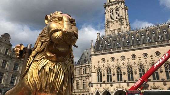 Exposé toute la journée sur la Place des Héros, le lion d'Arras va ensuite prendre la direction de la Dordogne pour être restauré