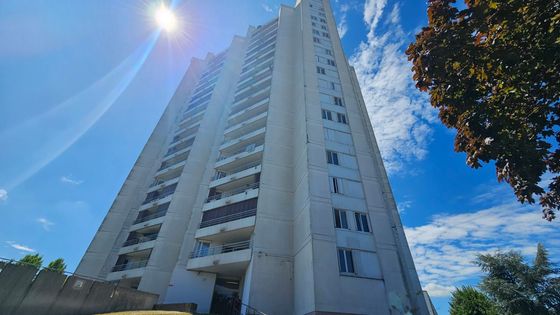 La petite fille est tombée du 7ème étage