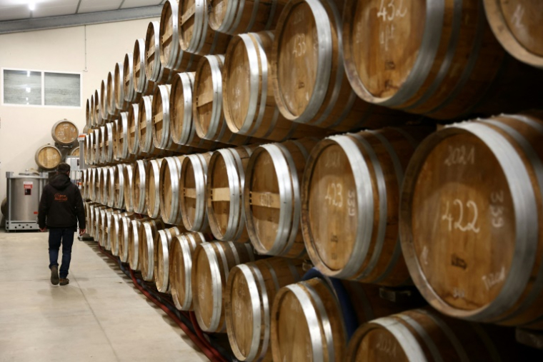 Des fûts de cognac dans une cave à Jarnac-Champagne, le 20 mars 2025, alors que les spiritueux font partie des secteurs au coeur des négociations commerciales entre l'UE et les Etats-Unis ( AFP / ROMAIN PERROCHEAU )
