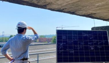 À Bordeaux, le maire écologiste Pierre Hurmic installe une centrale solaire sur le toit de la base sous-marine