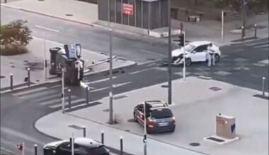 Une vidéo de policiers pris à partie après leur accident devient virale sur les réseaux sociaux